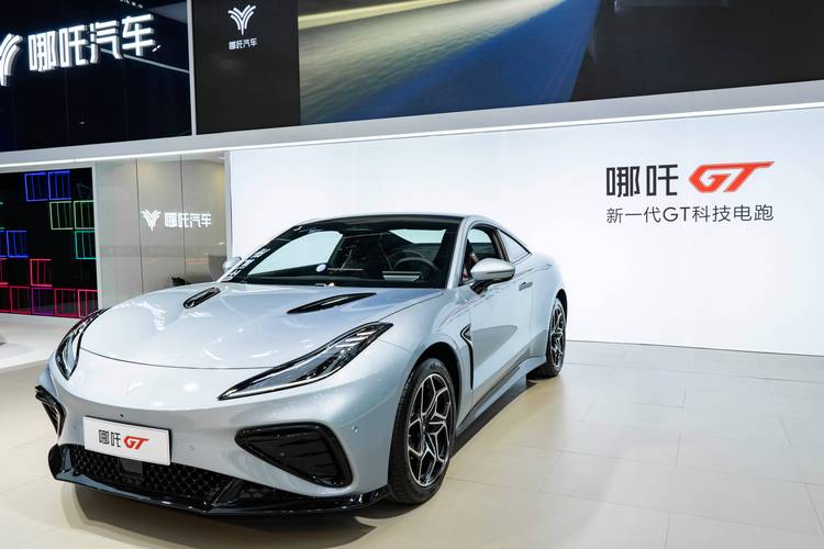 成都243哪吒汽车在智能汽车领域的表现，领途汽车在新能源汽车市场中的影响力